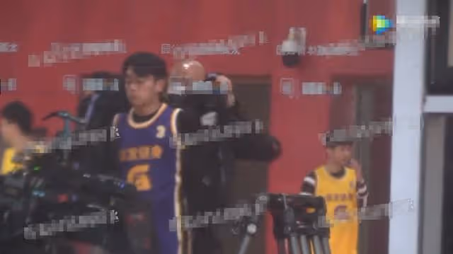 鄭愷一家三口罕見同框!獲妻子保姆式更衣照顧,1歲女兒軟萌可愛