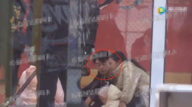鄭愷一家三口罕見同框!獲妻子保姆式更衣照顧,1歲女兒軟萌可愛