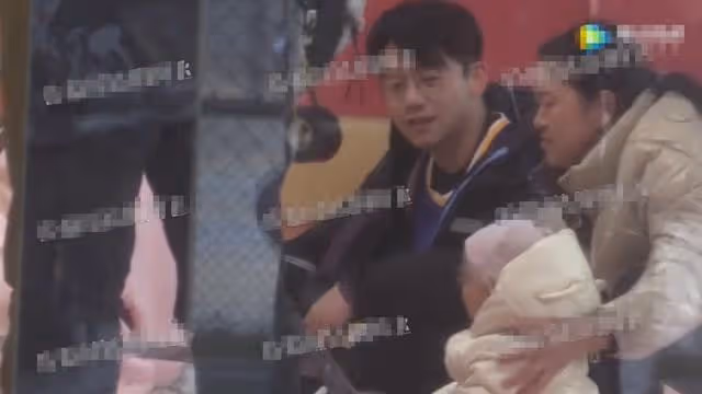 鄭愷一家三口罕見同框!獲妻子保姆式更衣照顧,1歲女兒軟萌可愛