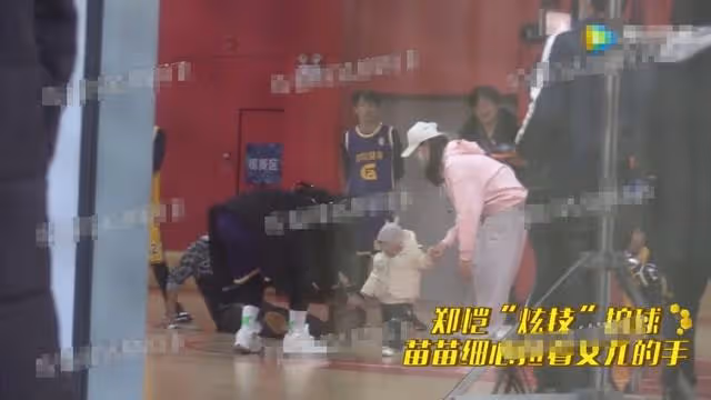 鄭愷一家三口罕見同框!獲妻子保姆式更衣照顧,1歲女兒軟萌可愛