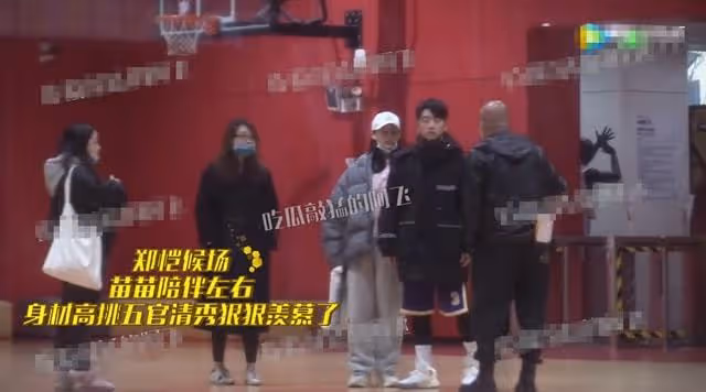 鄭愷一家三口罕見同框!獲妻子保姆式更衣照顧,1歲女兒軟萌可愛