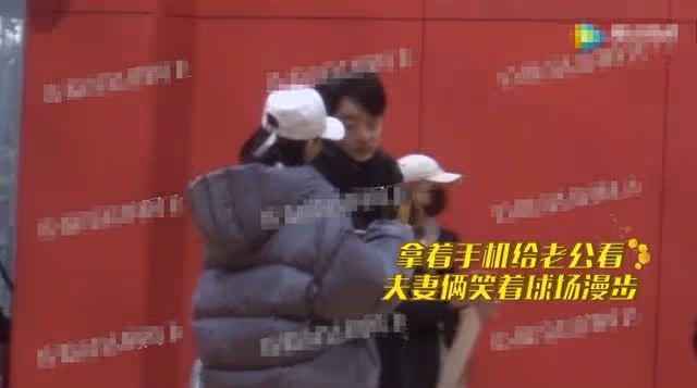 鄭愷一家三口罕見同框!獲妻子保姆式更衣照顧,1歲女兒軟萌可愛