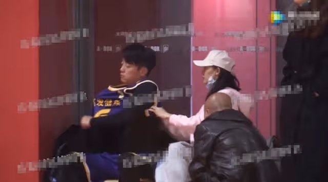 鄭愷一家三口罕見同框!獲妻子保姆式更衣照顧,1歲女兒軟萌可愛