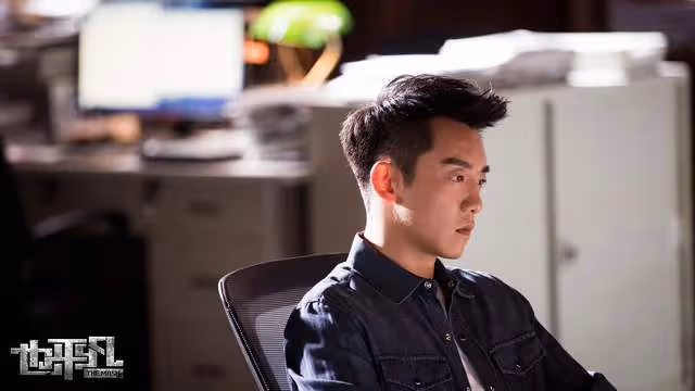 鄭愷一家三口罕見同框!獲妻子保姆式更衣照顧,1歲女兒軟萌可愛