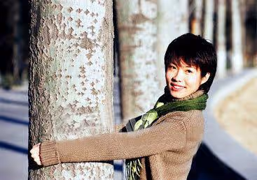 央視美女主播寶曉峰43歲仍單身:不想過早嫁人,並非不懂愛情