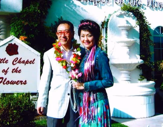 恭喜!65歲老戲骨碩士畢業成心理輔導師,曾被父母遺棄在豬棚長大