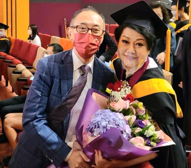 恭喜!65歲老戲骨碩士畢業成心理輔導師,曾被父母遺棄在豬棚長大