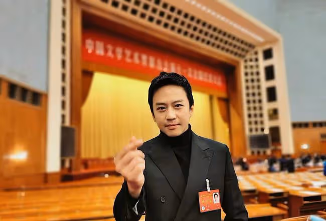鄧超曬文代會合照:杜江眼大驚人,靳東笑出牙齦,吳京鼻孔吸睛