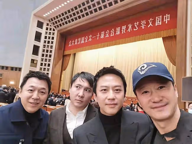 鄧超曬文代會合照:杜江眼大驚人,靳東笑出牙齦,吳京鼻孔吸睛