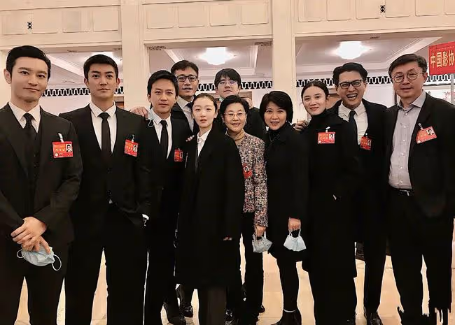 鄧超曬文代會合照:杜江眼大驚人,靳東笑出牙齦,吳京鼻孔吸睛