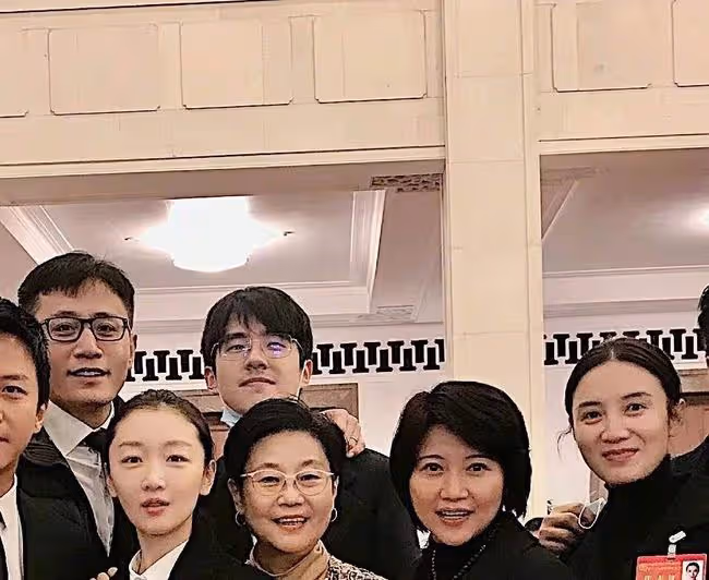 鄧超曬文代會合照:杜江眼大驚人,靳東笑出牙齦,吳京鼻孔吸睛