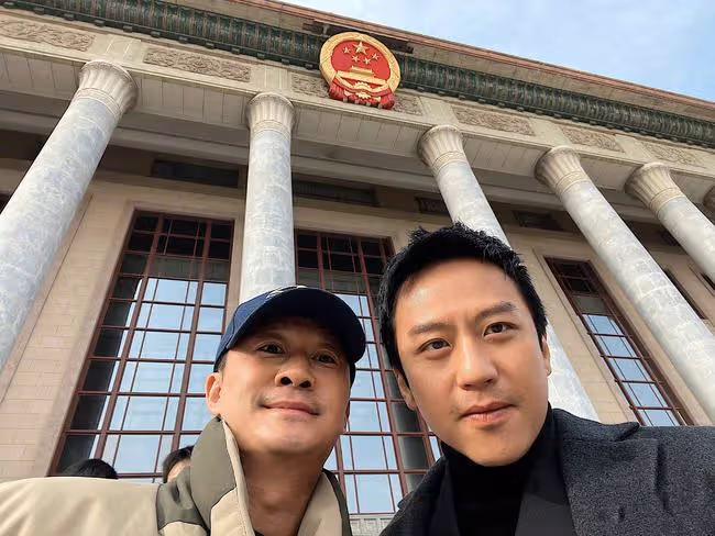 鄧超曬文代會合照:杜江眼大驚人,靳東笑出牙齦,吳京鼻孔吸睛