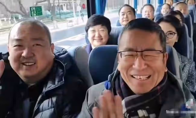 鄧超曬文代會合照:杜江眼大驚人,靳東笑出牙齦,吳京鼻孔吸睛