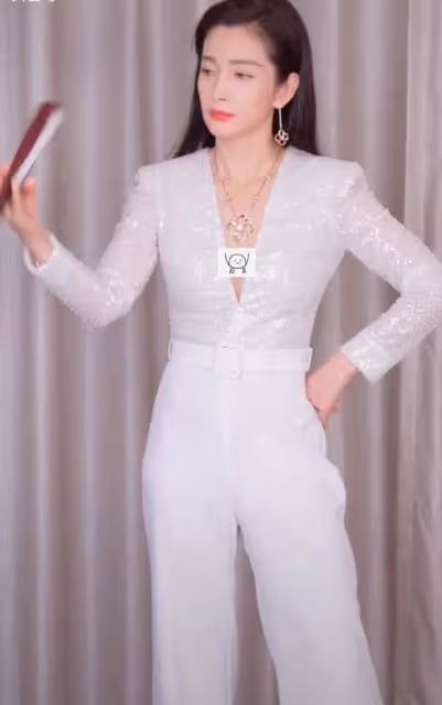 48歲李冰冰穿衣惹爭議!深v造型太過露骨,被指衣領低到肚臍