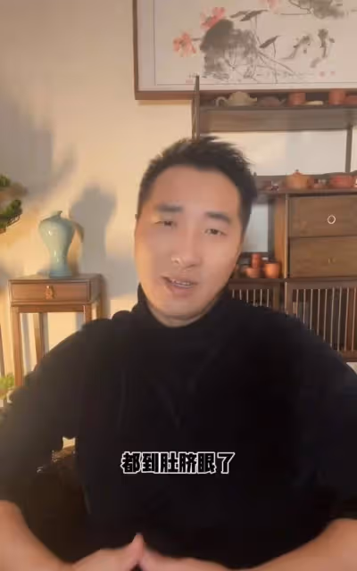 48歲李冰冰穿衣惹爭議!深v造型太過露骨,被指衣領低到肚臍