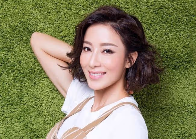 恭喜!42歲楊怡產子,小5歲老公首曬一家三口合影,甜蜜表白妻子
