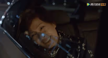 謝天謝地,她終於不用靠搞笑出圈了