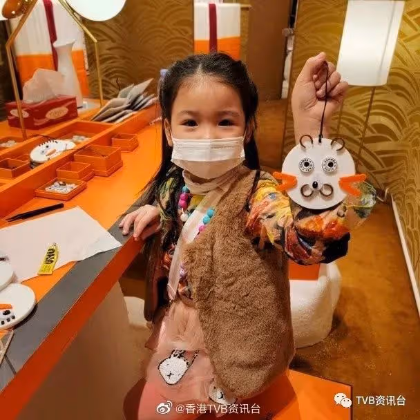 節日必見人︱陳茵媺化身眼鏡娘減齡 驚變學生妹