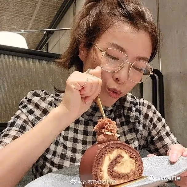 節日必見人︱陳茵媺化身眼鏡娘減齡 驚變學生妹