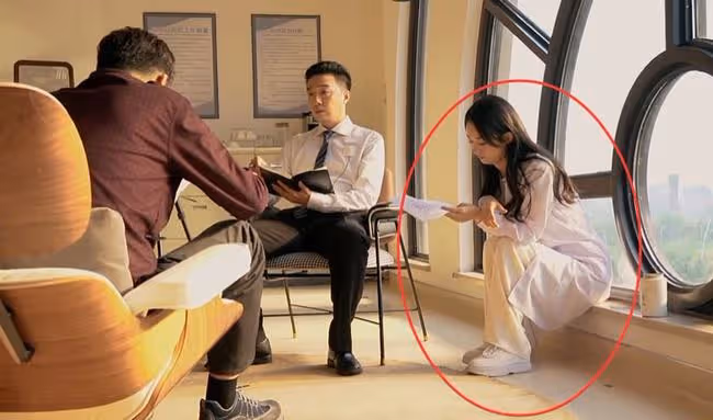趙麗穎拍戲,手拿保溫杯坐窗台上,未p圖臉色有點憔悴,瘦如麻杆