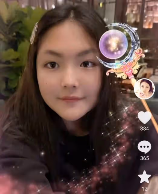 李湘離婚後首曬女兒,12歲王詩齡瘦成瓜子臉,滿臉笑不受父母影響
