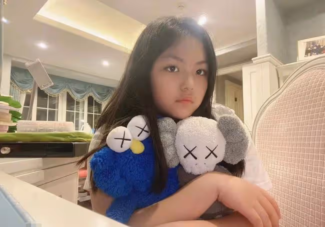 李湘離婚後首曬女兒,12歲王詩齡瘦成瓜子臉,滿臉笑不受父母影響