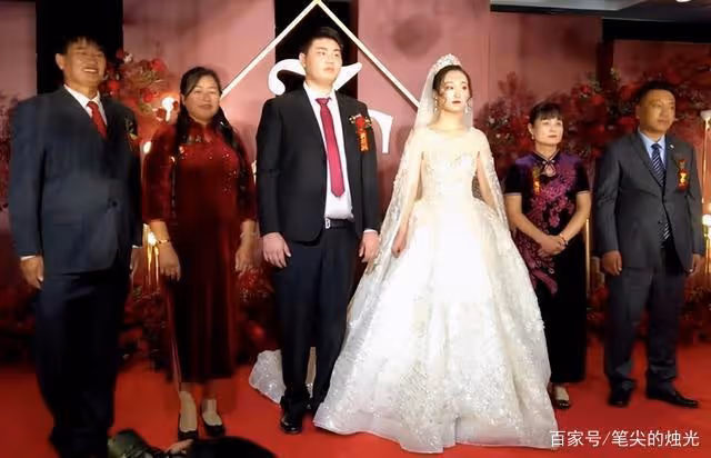 果然是一家人!陳亞男母親高調亮相銀幕,代言痔瘡廣告引網友熱議