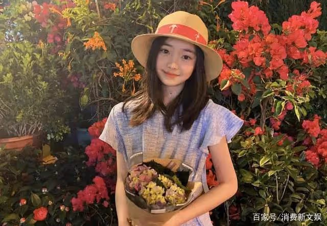 王天伊撞臉人間香奈兒Jennie,15歲的高級京圈名媛!