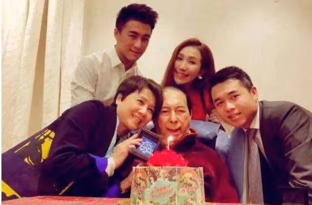 辛奇隆:18歲入哈佛,21歲成何鴻燊女婿,500萬聘禮換來陪嫁14億