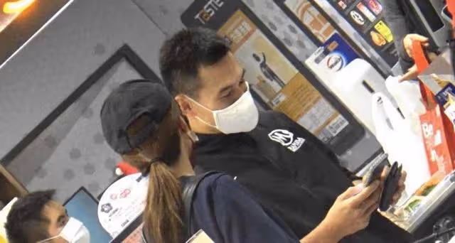TVB前花旦與未婚夫合體逛超市,鮮少交流默契足,年初才宣布訂婚
