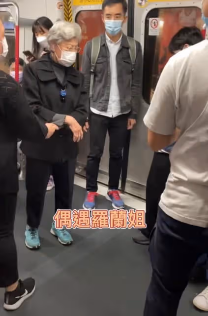 87歲羅蘭乘地鐵出行,滿頭白髮被人攙扶,擔心腦退化至今不敢退休