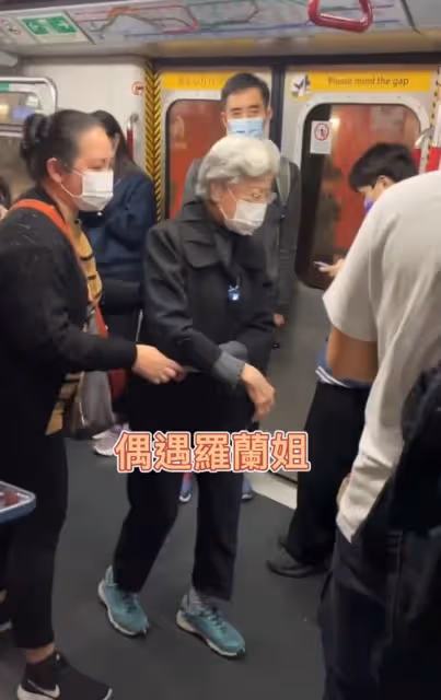 87歲羅蘭乘地鐵出行,滿頭白髮被人攙扶,擔心腦退化至今不敢退休