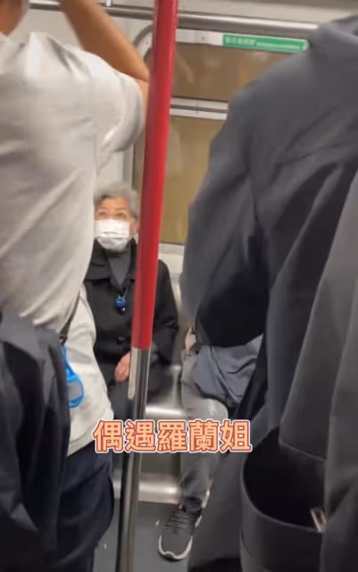 87歲羅蘭乘地鐵出行,滿頭白髮被人攙扶,擔心腦退化至今不敢退休