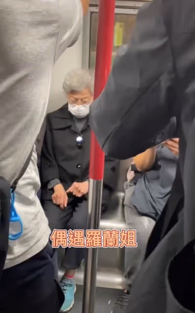 87歲羅蘭乘地鐵出行,滿頭白髮被人攙扶,擔心腦退化至今不敢退休