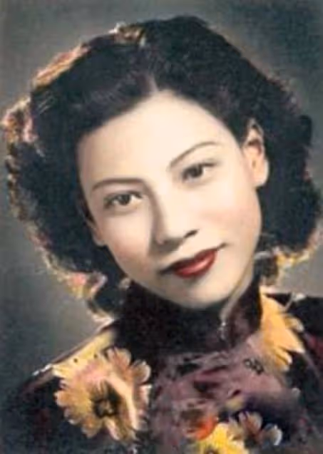 87歲羅蘭乘地鐵出行,滿頭白髮被人攙扶,擔心腦退化至今不敢退休