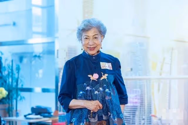 87歲羅蘭乘地鐵出行,滿頭白髮被人攙扶,擔心腦退化至今不敢退休