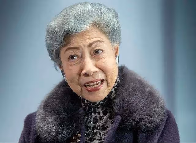 87歲羅蘭乘地鐵出行,滿頭白髮被人攙扶,擔心腦退化至今不敢退休