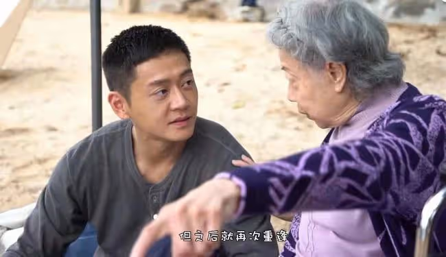 87歲羅蘭乘地鐵出行,滿頭白髮被人攙扶,擔心腦退化至今不敢退休