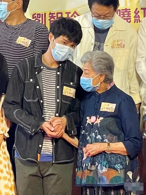 87歲羅蘭乘地鐵出行,滿頭白髮被人攙扶,擔心腦退化至今不敢退休