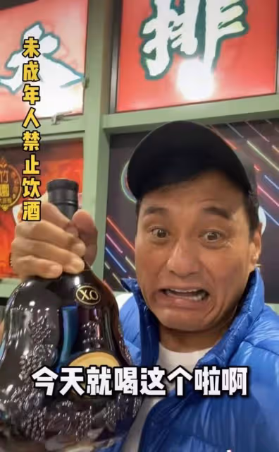 63歲香港戲骨一頓喝六瓶酒,醉酒後對鏡頭剔牙打嗝,喊話沒錢命苦