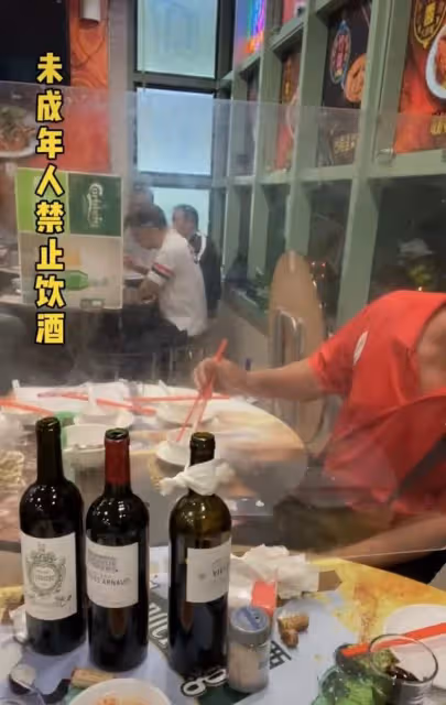 63歲香港戲骨一頓喝六瓶酒,醉酒後對鏡頭剔牙打嗝,喊話沒錢命苦