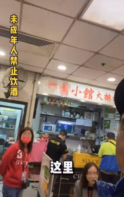 63歲香港戲骨一頓喝六瓶酒,醉酒後對鏡頭剔牙打嗝,喊話沒錢命苦