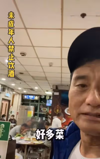 63歲香港戲骨一頓喝六瓶酒,醉酒後對鏡頭剔牙打嗝,喊話沒錢命苦
