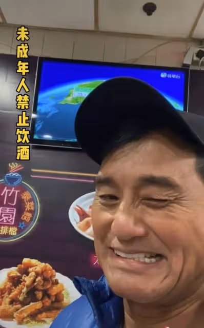 63歲香港戲骨一頓喝六瓶酒,醉酒後對鏡頭剔牙打嗝,喊話沒錢命苦