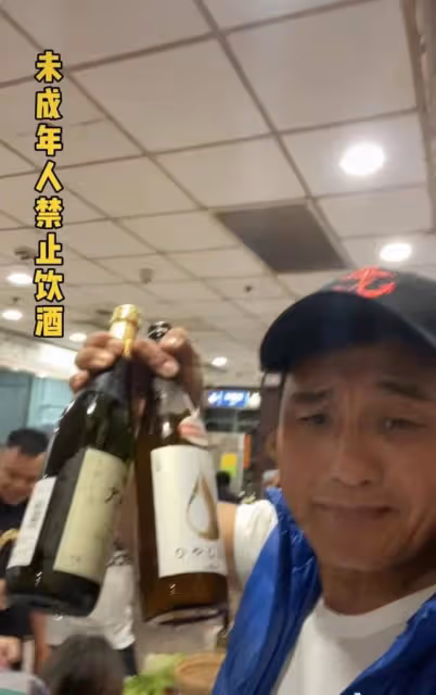 63歲香港戲骨一頓喝六瓶酒,醉酒後對鏡頭剔牙打嗝,喊話沒錢命苦