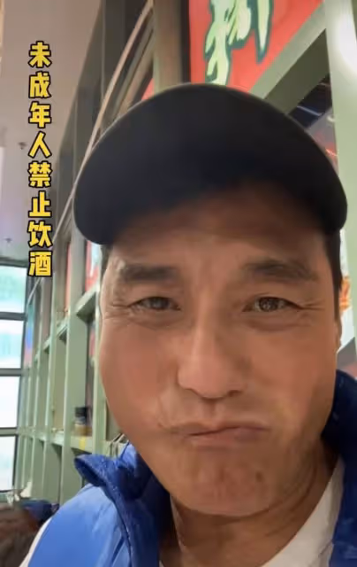 63歲香港戲骨一頓喝六瓶酒,醉酒後對鏡頭剔牙打嗝,喊話沒錢命苦