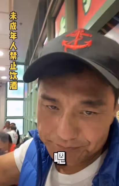 63歲香港戲骨一頓喝六瓶酒,醉酒後對鏡頭剔牙打嗝,喊話沒錢命苦