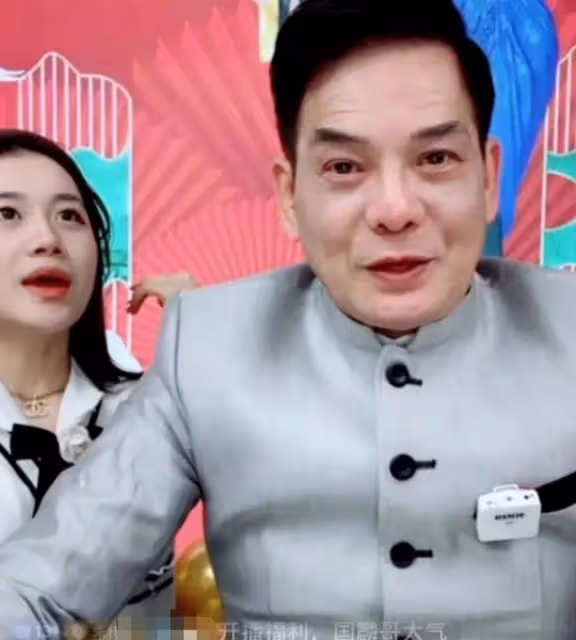 63歲香港戲骨一頓喝六瓶酒,醉酒後對鏡頭剔牙打嗝,喊話沒錢命苦