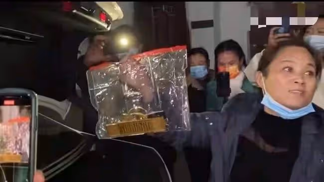 陳亞男媽媽接代言拍痔瘡廣告,妝容精緻笑容自信,被贊明星范十足