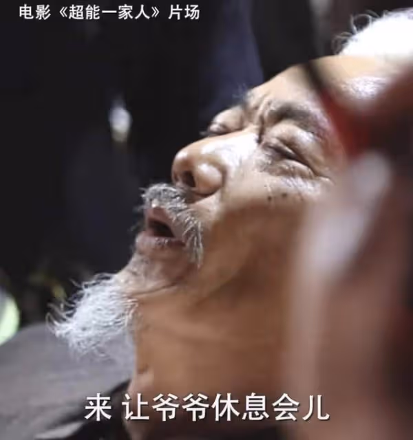 太拚命!63歲戲骨拒用替身,坐輪椅高速飛轉50圈,滿臉痛苦險嘔吐